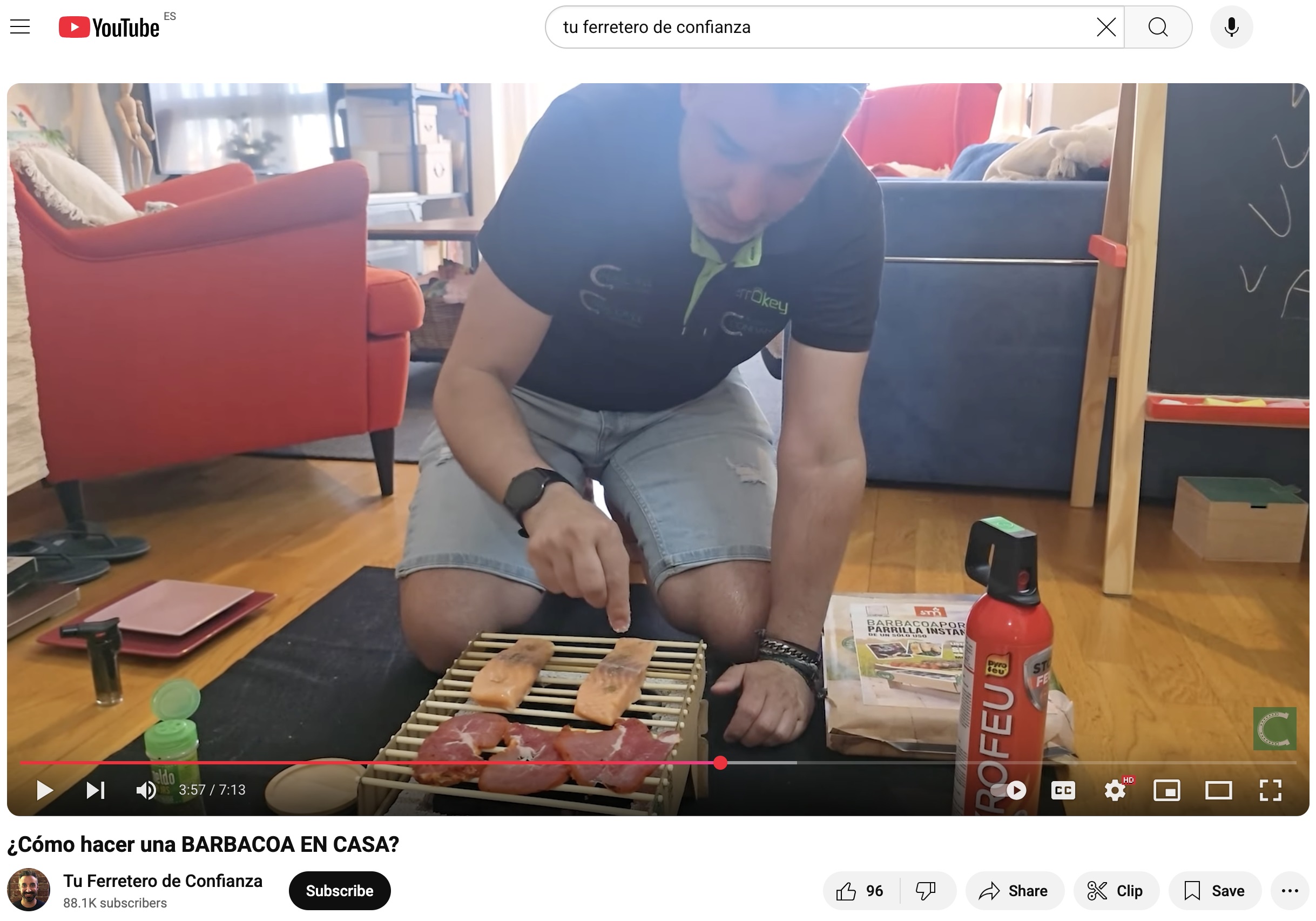 Juan Carlos cocina con la barbacoa portátil biodegradable S&M 650000